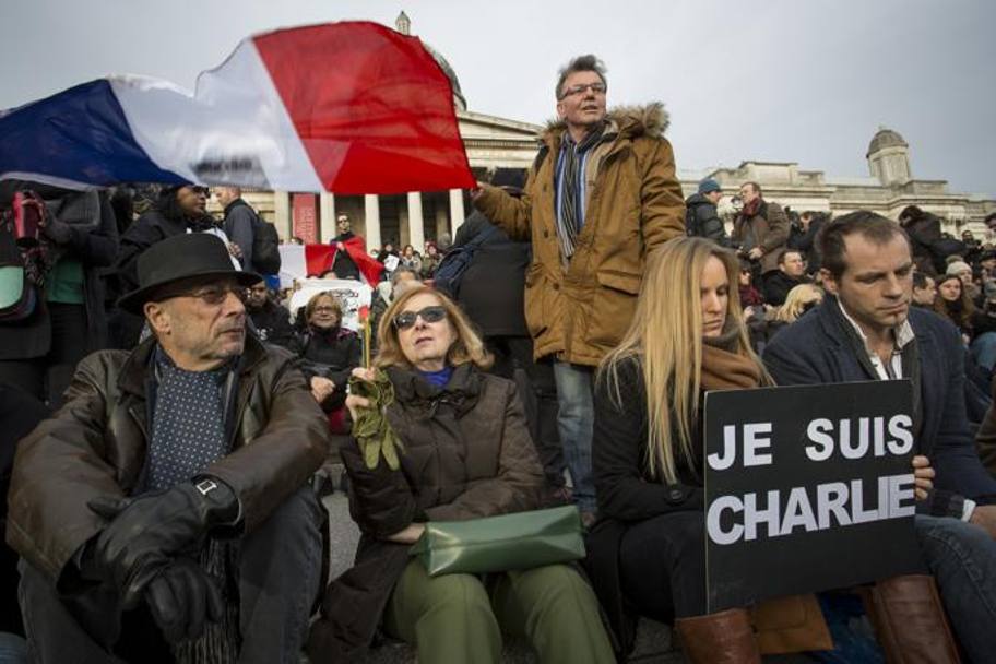 Parigi invasa grida no al terrorismo